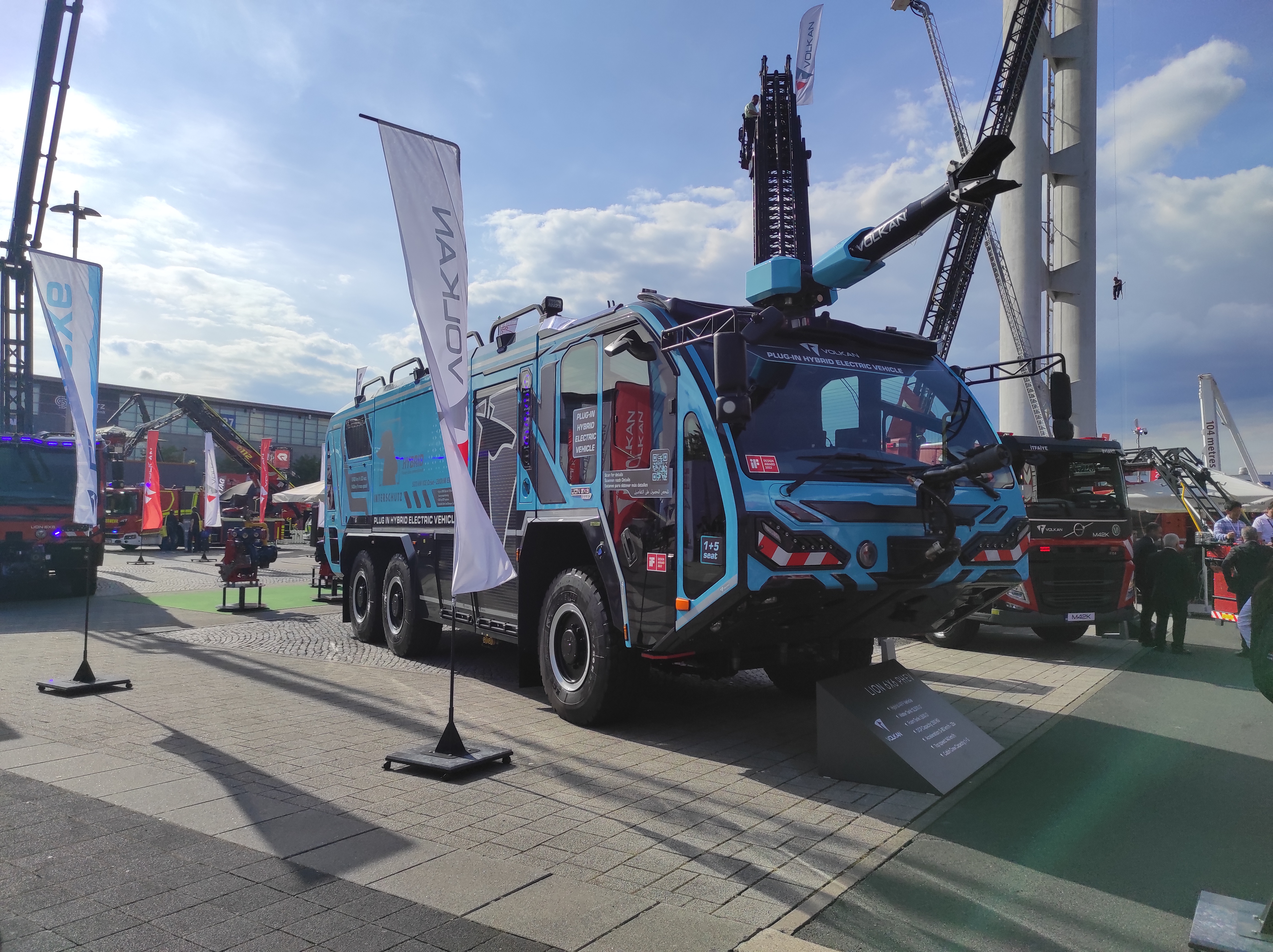 You are currently viewing Premiera Interschutz – hybrydowy specjalny ciężki lotniskowy samochód ratowniczo-gaśniczy Volkan LION PHEV 6×6