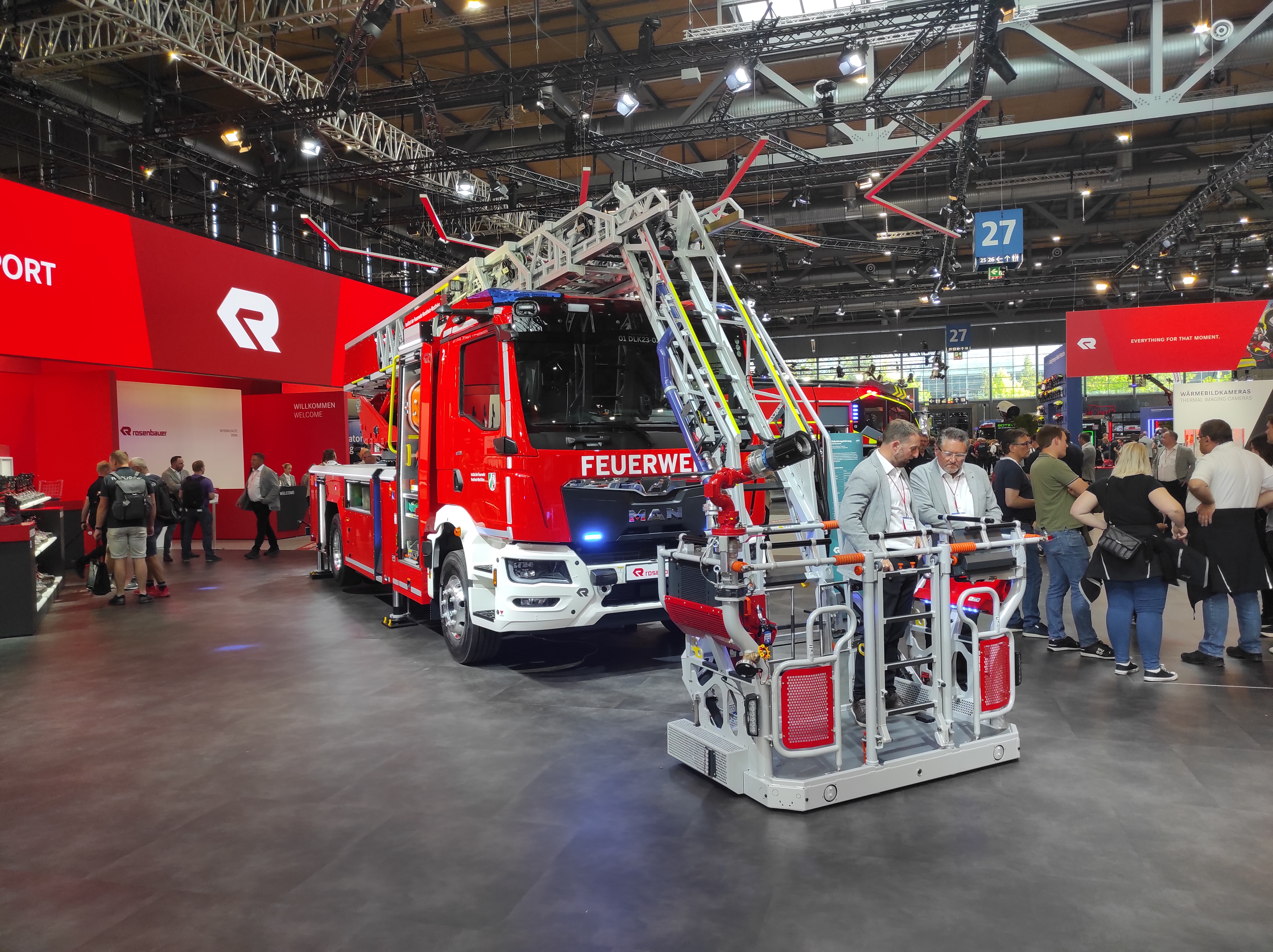 Read more about the article Światowy debiut: Rosenbauer i MAN prezentują pierwszą w pełni elektryczną drabinę mechaniczną o udźwigu poniżej 16 ton