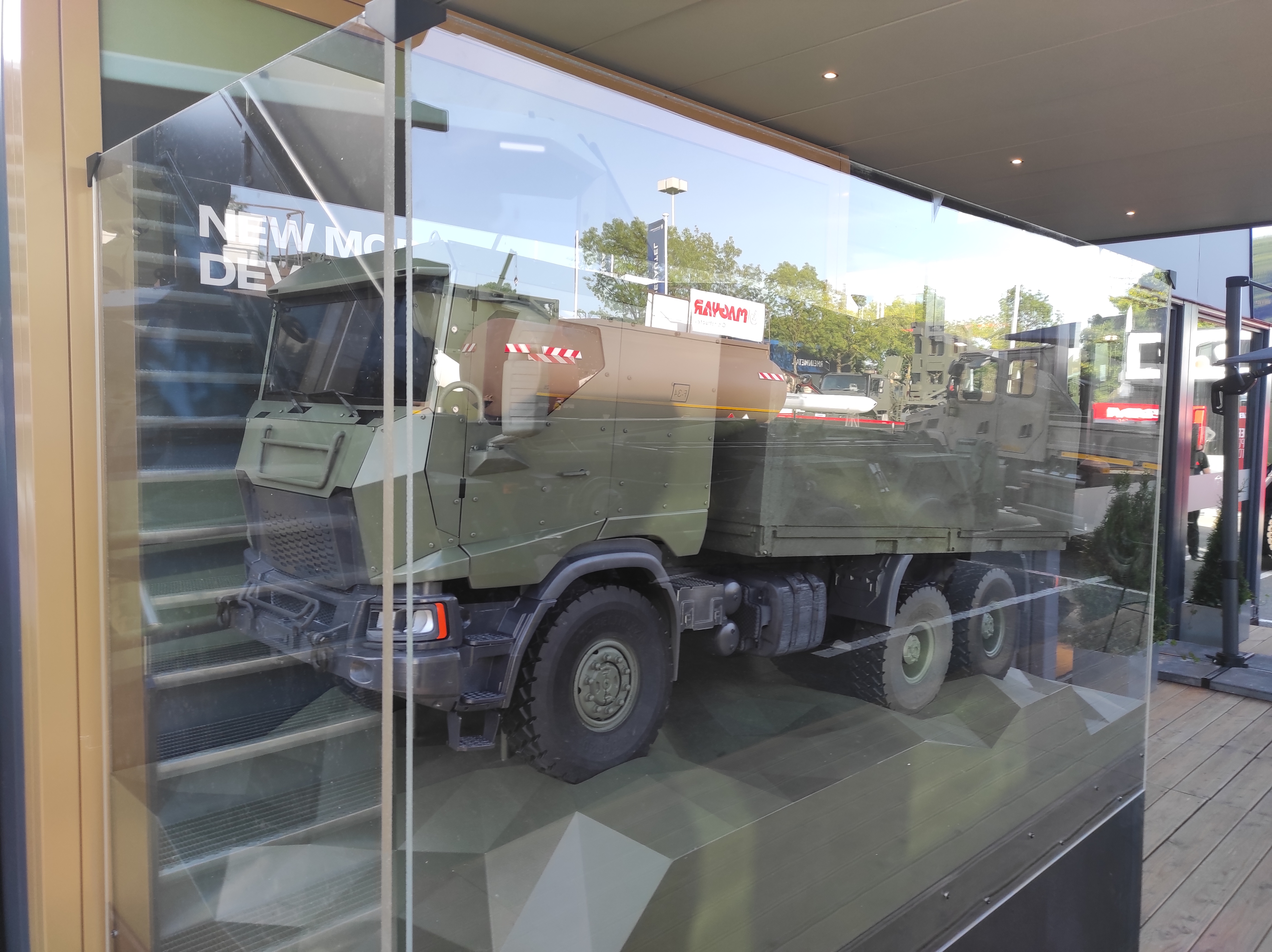 Read more about the article Podczas Eurosatory 2026 Scania pokazała kabinę integralnie opancerzną