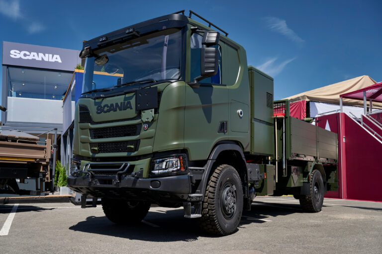 Read more about the article Prototypowa hybrydowa ciężarówka Scania R460B4x4HZ na targach Eurosatory