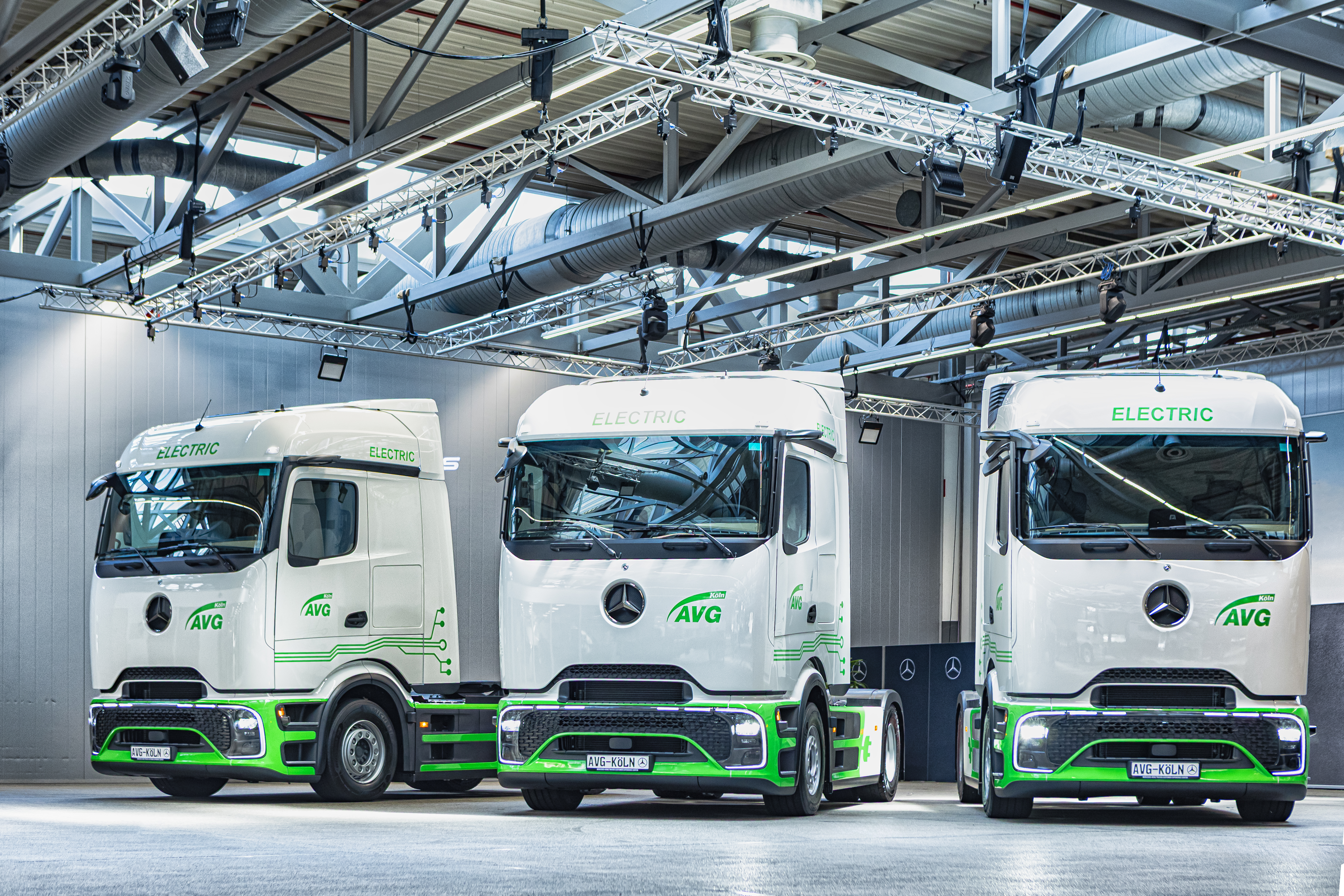 Read more about the article eActros 400 z mechaniczną przystawką odbioru mocy (WOM): Mercedes-Benz Trucks dostarcza do AVG Köln elektryczne ciągniki siodłowe z wywrotką