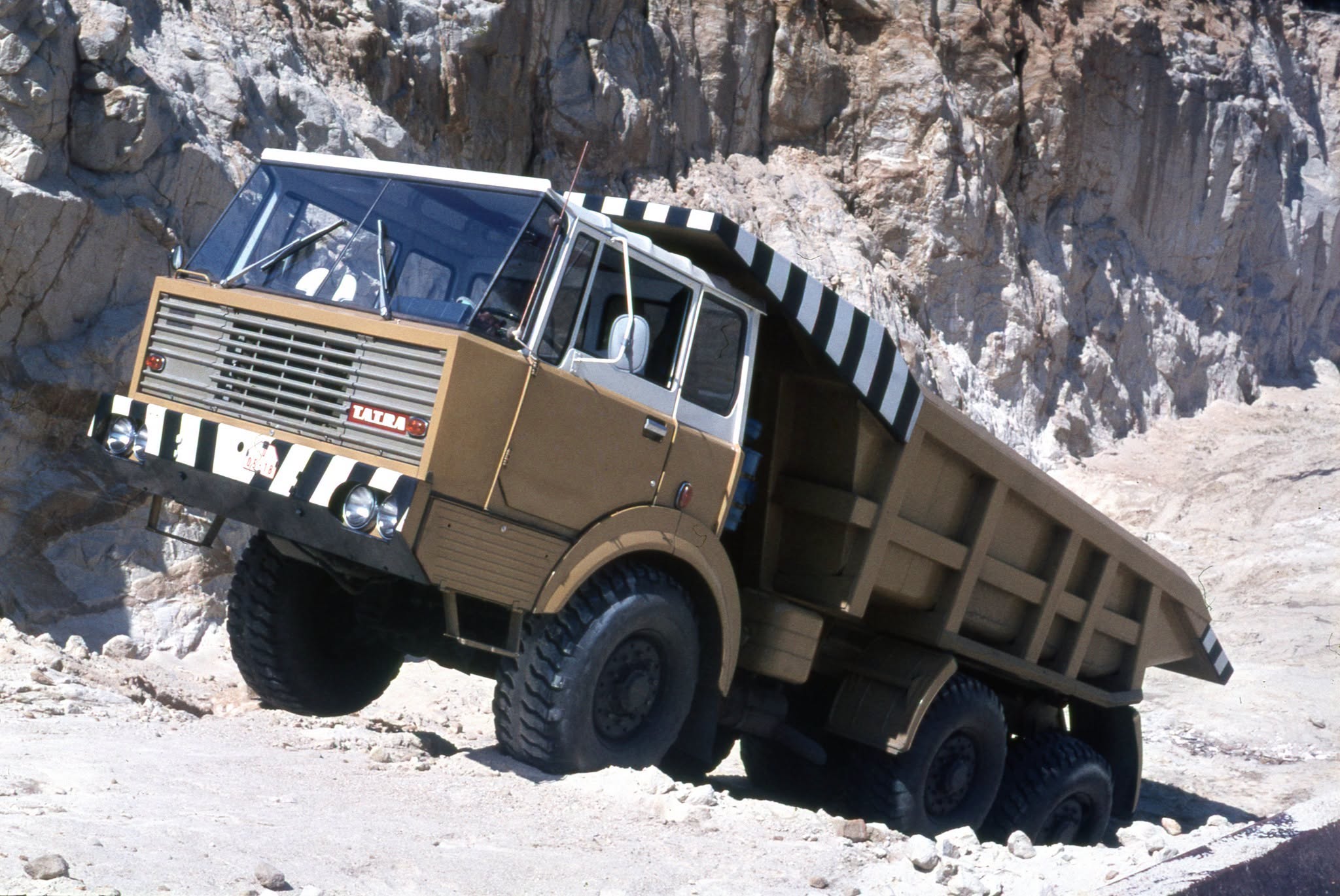Read more about the article Prototypy ciężkich wywrotek TATRA z serii T813