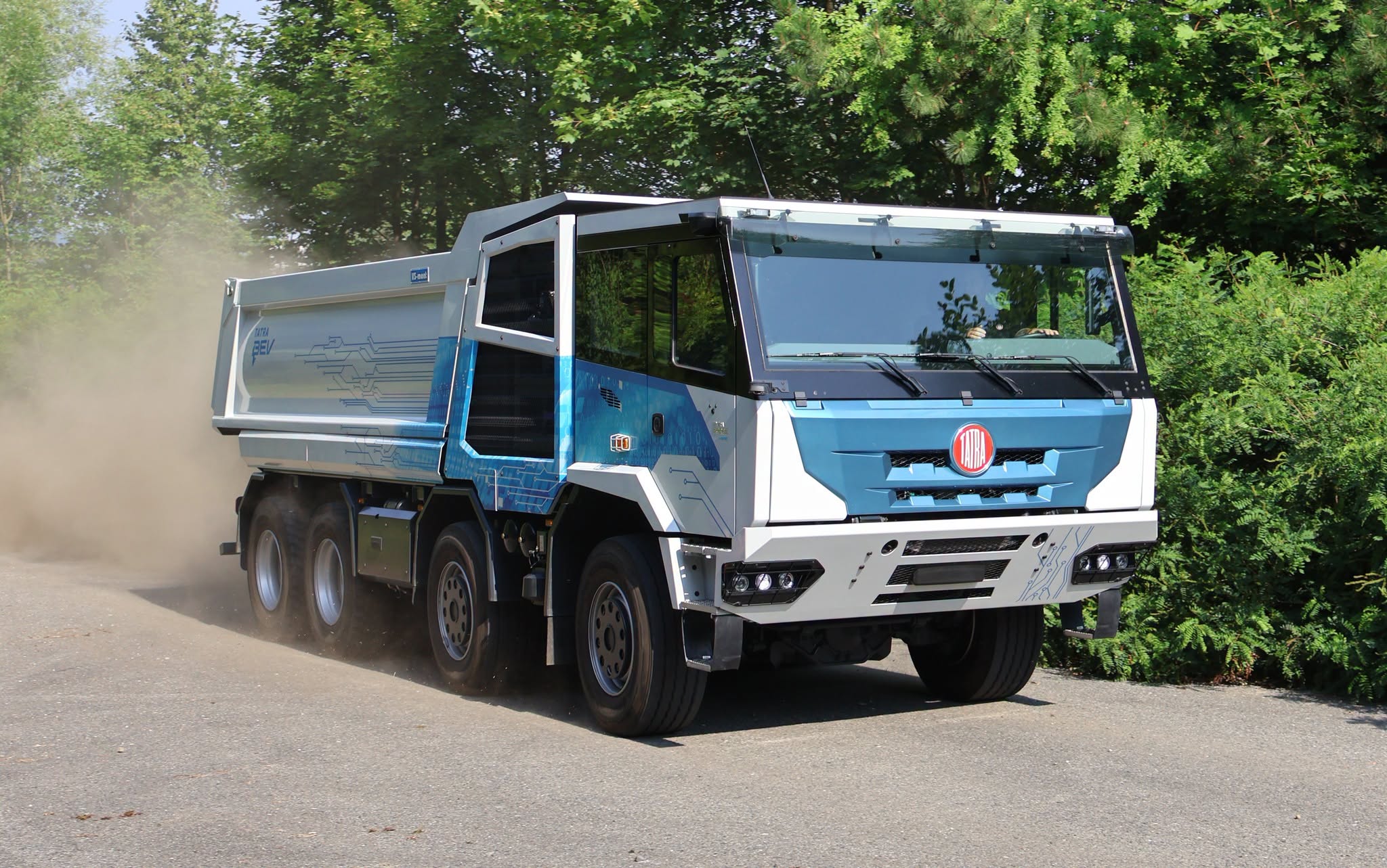 Read more about the article Bateryjna w pełni elektryczna TATRA FORCE e-DRIVE 8×8 przechodzi serię wymagających testów