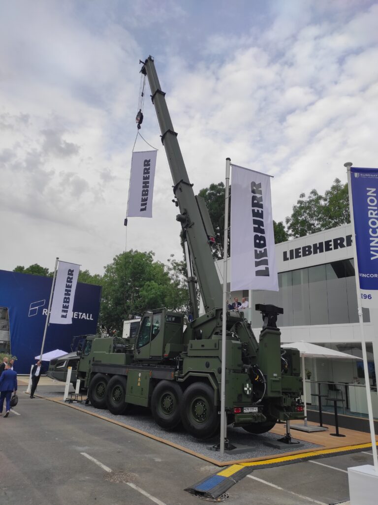 Read more about the article Kołowy żuraw zabezpieczenia technicznego Liebherr MLTB 1025-4.1 – inne spojrzenie na tematykę wojskowej ewakuacji i ratownictwa pojazdowego