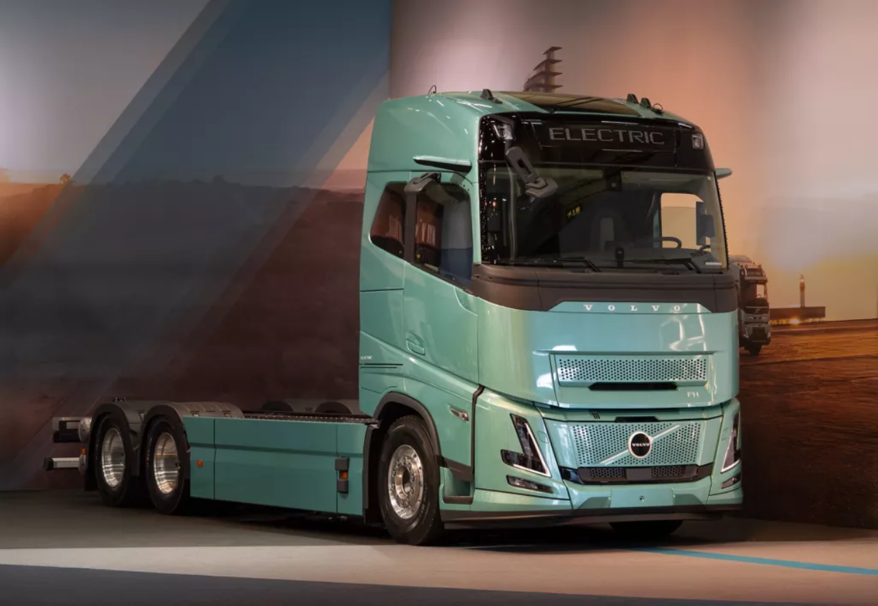 Read more about the article Volvo Trucks rozszerza gamę dostępnych wariantów w pełni elektrycznych o podwozia do zastosowań LHV- zestawów EMS 1 oraz ciężkiego transportu dalekobieżnego