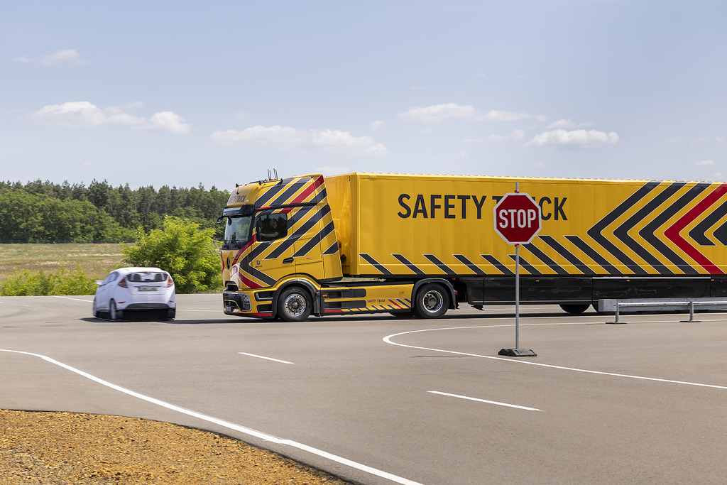 Read more about the article Daimler Truck prezentuje nowe i udoskonalone systemy wspomagające bezpieczeństwo w ciężarówkach i autokarach