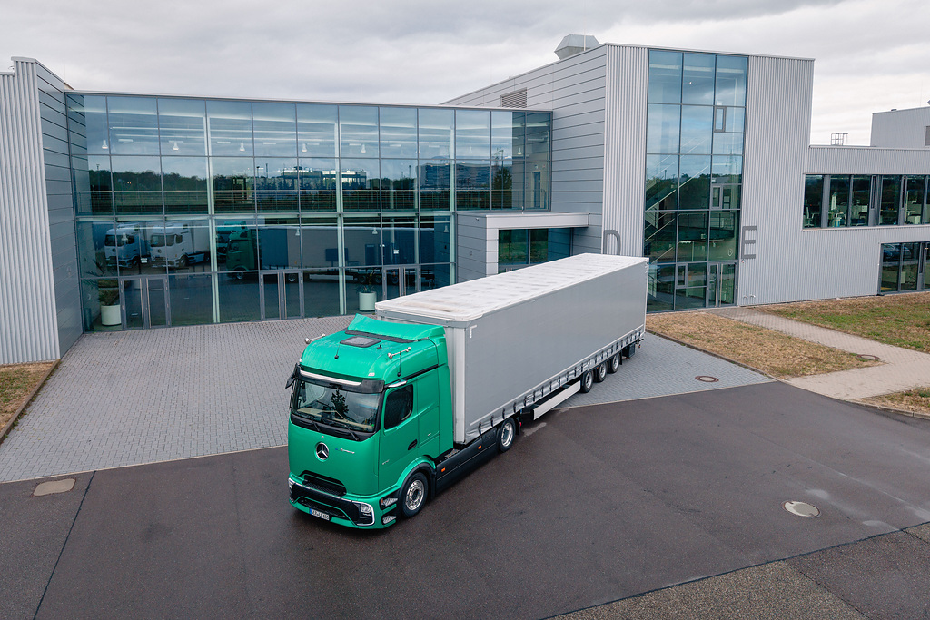 Read more about the article Elektryczny transport wielkoprzestrzenny: na targach IAA Transportation Mercedes-Benz Trucks prezentuje eActrosa Lowliner