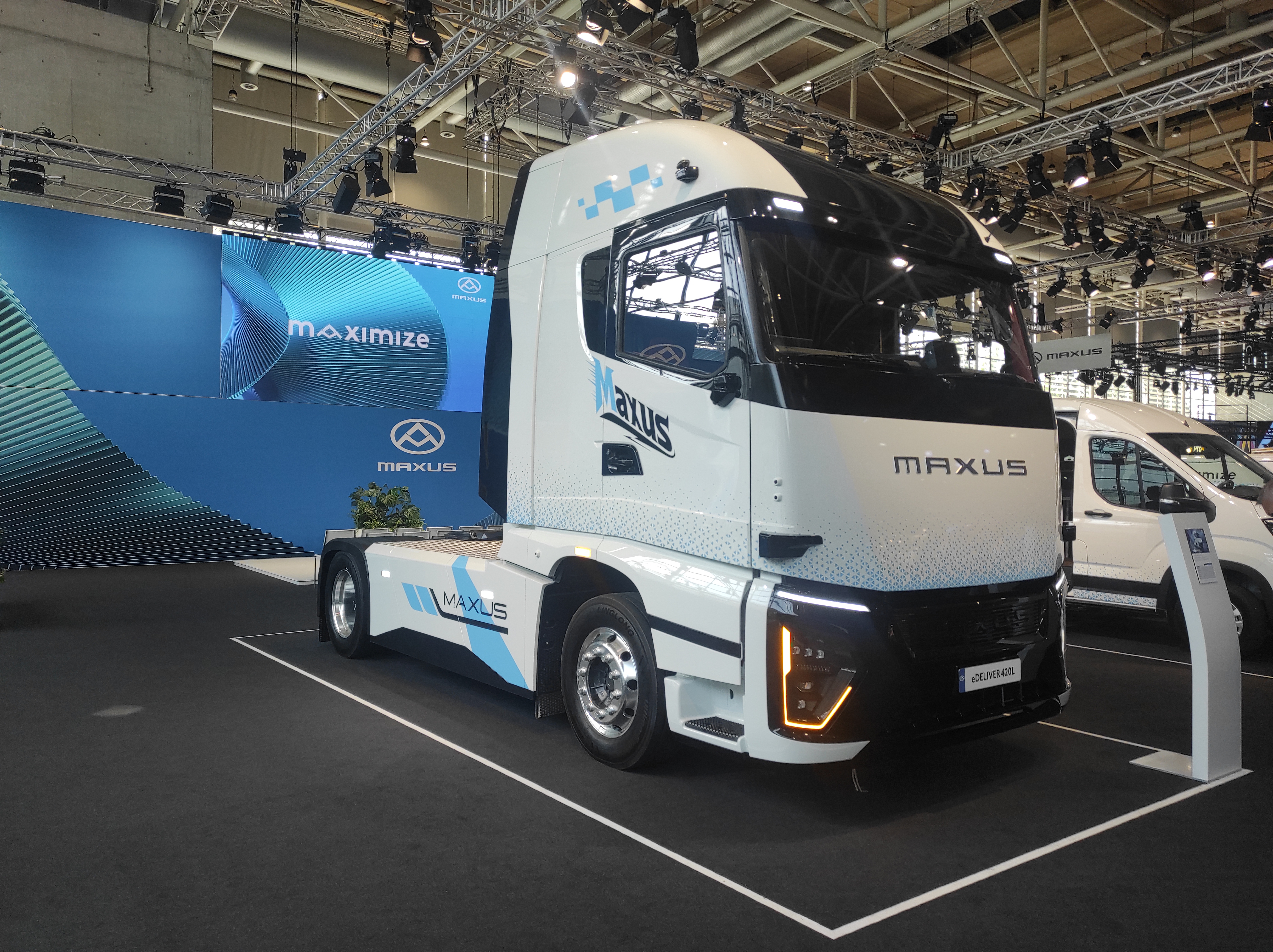 Read more about the article Na targach IAA 2026 MAXUS pokazał bliską produkcji elektryczną ciężarówkę dla zestawów o masie całkowitej 40 ton- Chińska Inwazja Cz.7