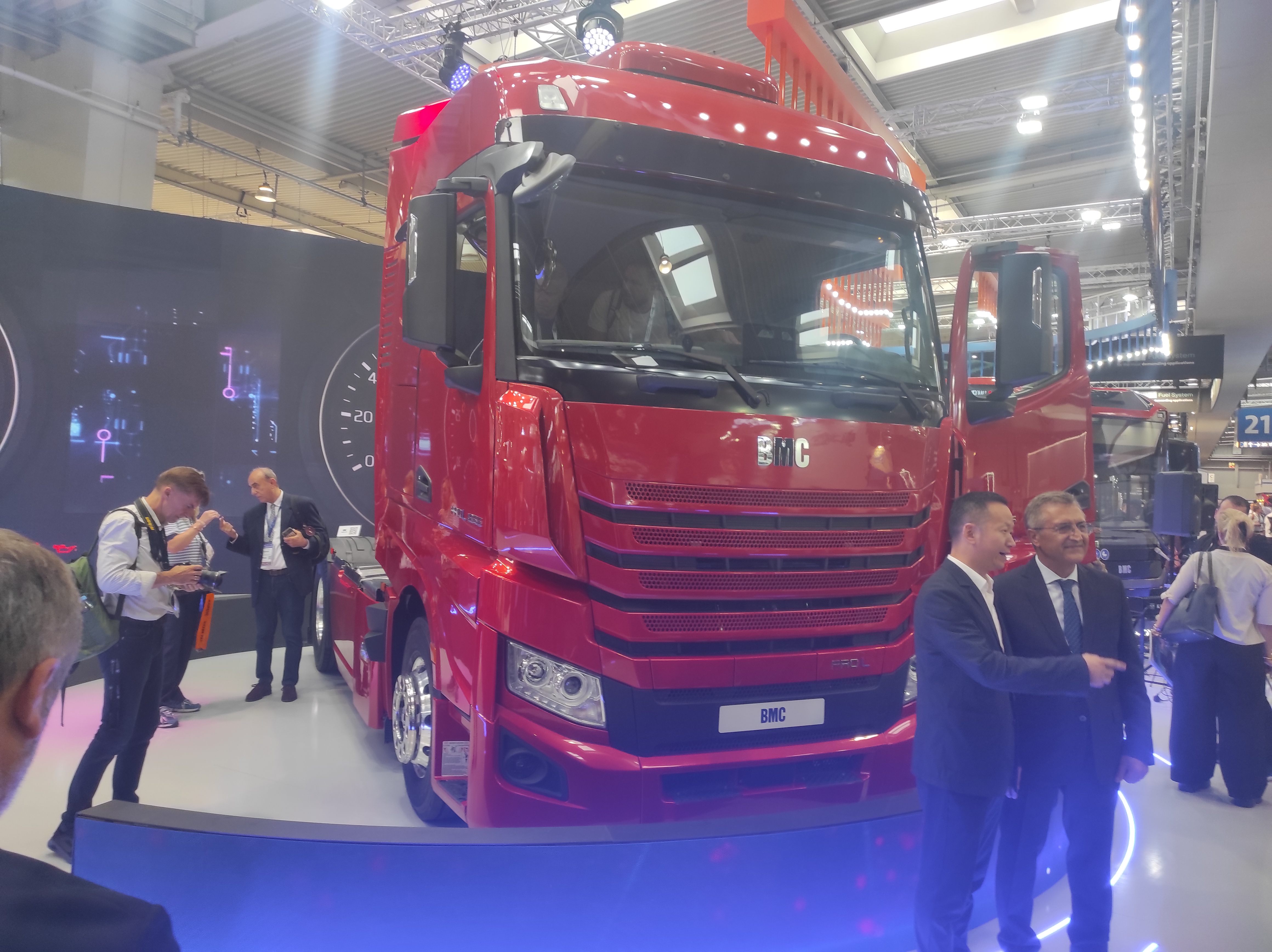 Read more about the article NA TARGACH IAA TRANSPORTATION 2026 BMC PREZENTUJE NOWY MODEL PRO L 1856 O MOCY 560 KM
