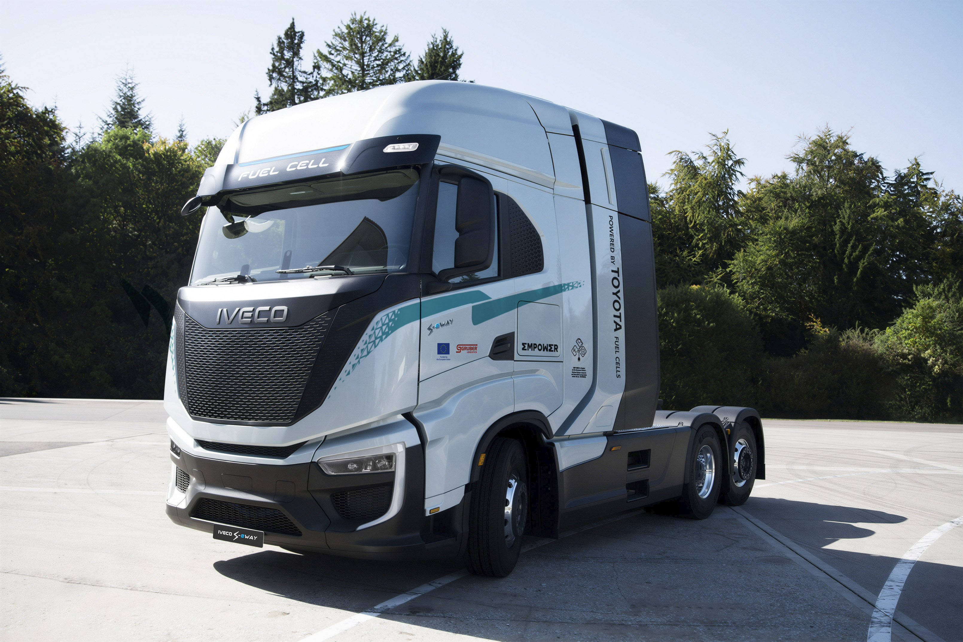 Read more about the article IVECO i Toyota łączą siły, aby rozwijać ciężarówki nowej generacji z paliwowymi ogniwami wodorowymi w ramach finansowanego przez UE projektu EMPOWER