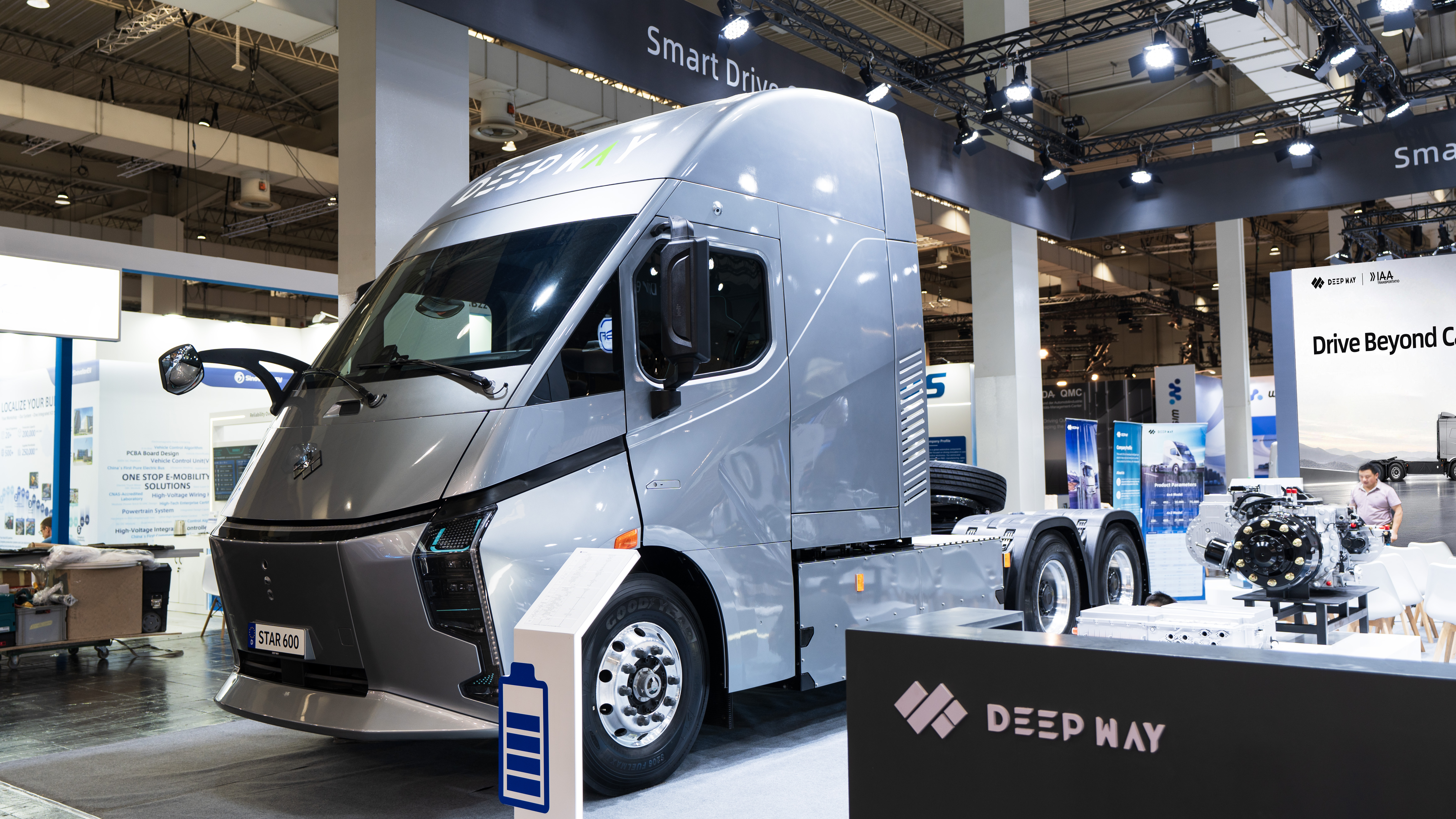 Read more about the article DeepWay debiutuje w Europie w Hanowerze: Nowa definicja inteligentnego transportu drogowego dzięki „Elektryfikacji + Inteligencji”. Wysokotonażowa ciężarówka DeepWay 3.0 trafi na rynek europejski w 2027 roku – Chińska inwazja Cz.10
