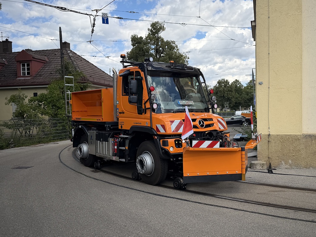 Read more about the article Z silnymi partnerami: na targach InnoTrans Daimler Truck prezentuje Unimoga i przekazuje ten pojazd miastu Monachium