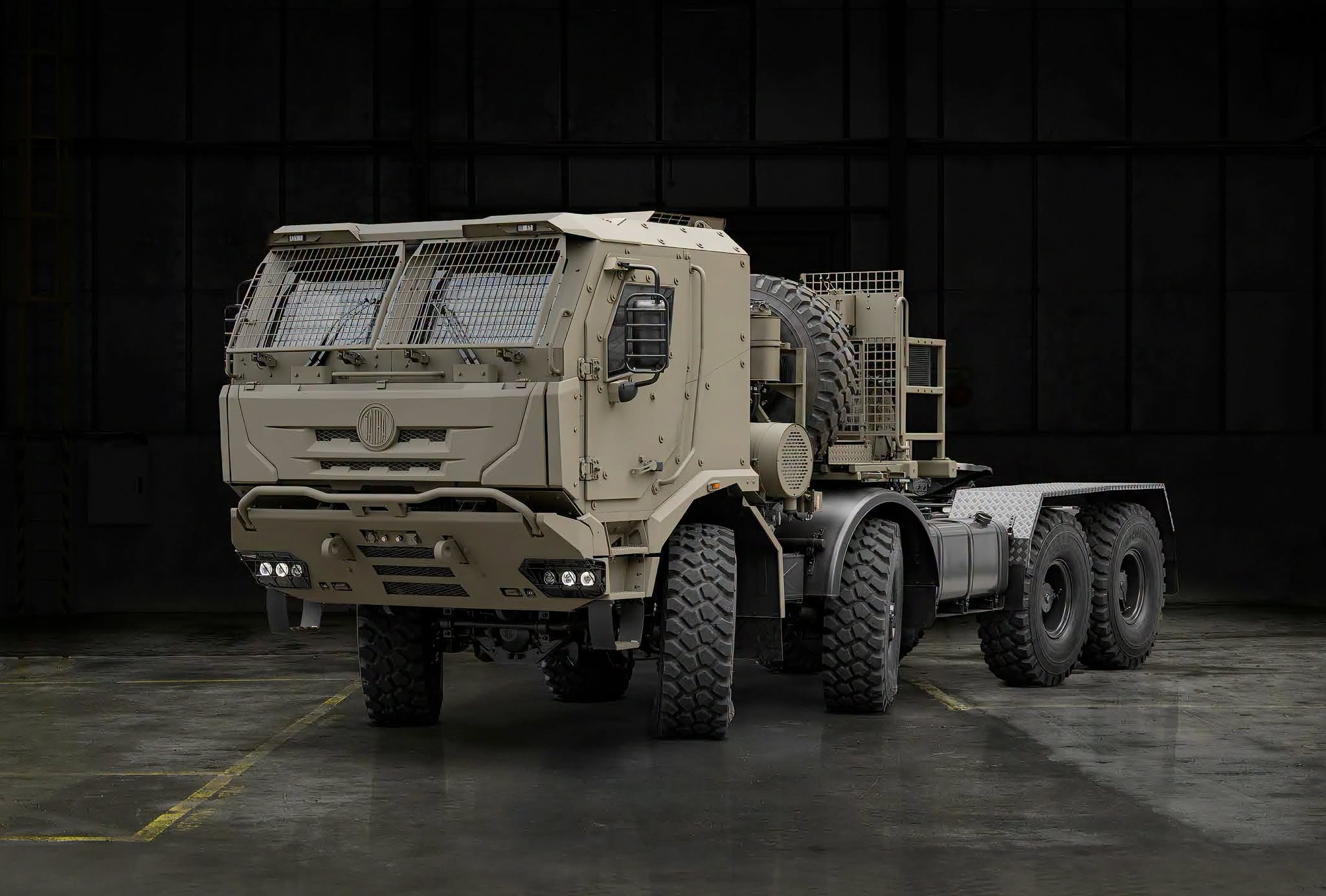 Read more about the article Dwa pojazdy Tatry z serii Force 3, w tym premierowy ciężki terenowy ciągnik siodłowo-balastowy, na zbrojeniowych targach w USA