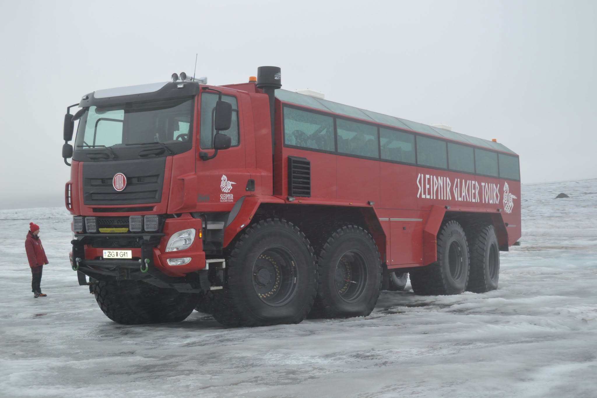 Read more about the article Na Islandii kursuje już drugi, potężny 4-osiowy Tatrabus