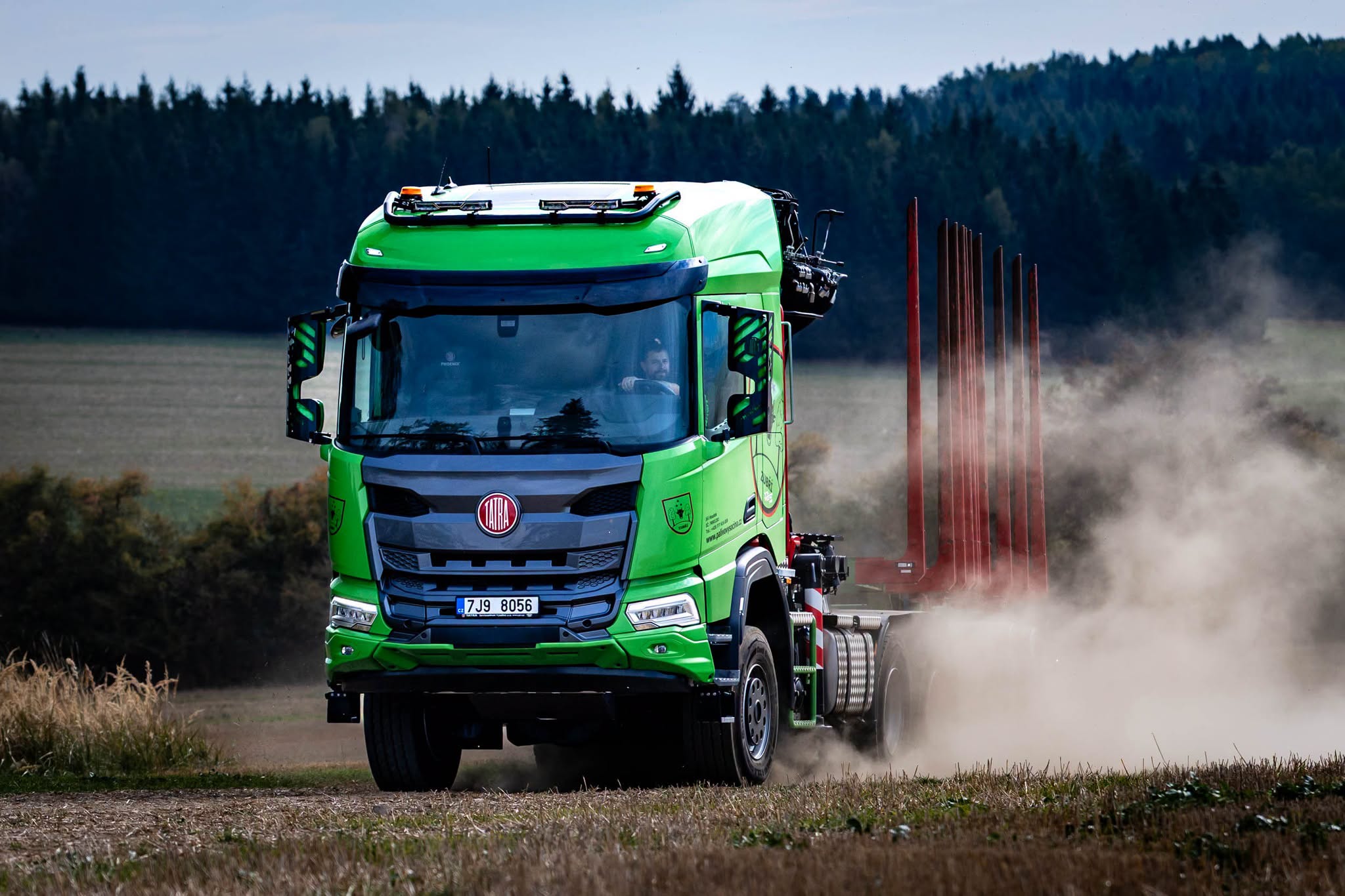 Read more about the article Nowy samochód do przewozu drewna TATRA PHOENIX 6×6, wyposażony w kabinę długą sypialną z podwyższonym dachem, już ciężko pracuje