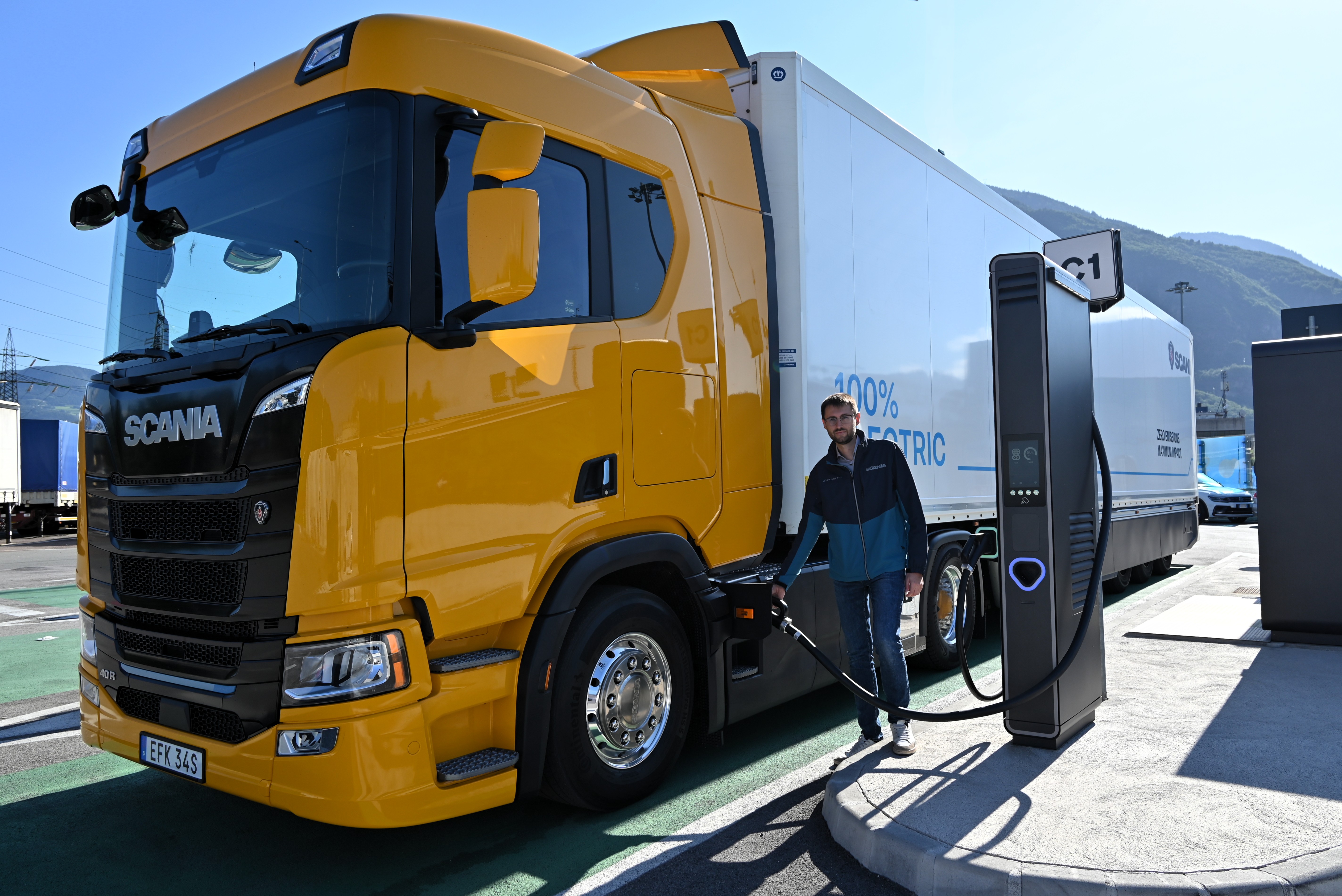Read more about the article Scania przeprowadza pierwsze ładowanie w standardzie MCS we Włoszech