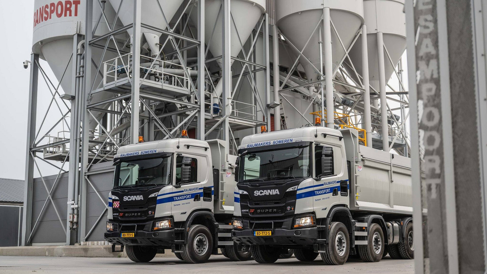 Read more about the article Dwie wywrotki Scania 420G 8×4 z szerokim rozstawem osi dołączają do floty transportowej firmy Raijmakers